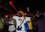 Fan mit der "Vuvuzela"-Tr�te: Der durch dieses Instrument erzeugte Dauerton ist in S�dafrikas Stadien allgegenw�rtig.